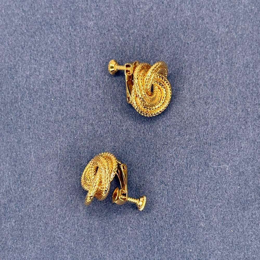 Vintage Napier Gold Knot Earrings 60s Rope Love Knot Screw Back Clip-On Jewelry - Picture 5 of 7